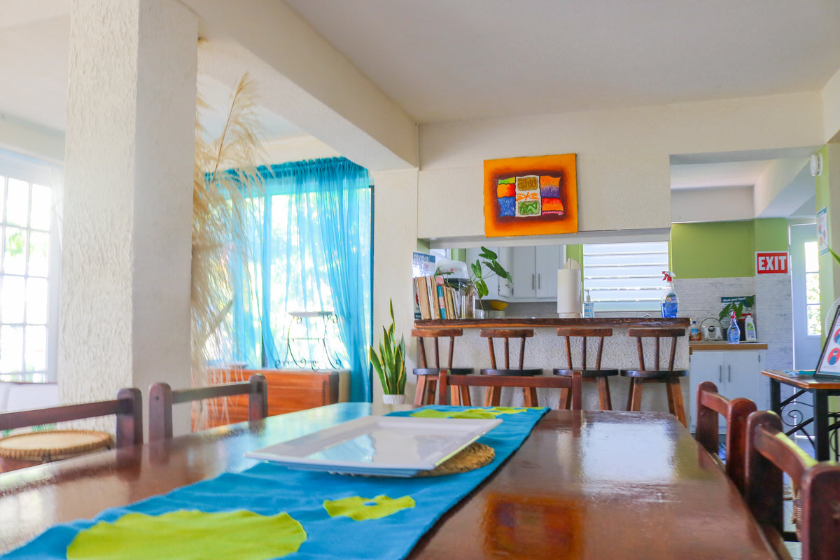 Rose St Gardens - 4 Bedroom Home Near Roseau